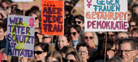 Nach Fall Collien Fernandes: Tausende demonstrieren in Berlin gegen digitale sexuelle Gewalt