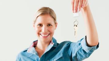 drei zimmer für 281.000 euro: studentin spart so diszipliniert, dass sie sich mit 25 eine wohnung kaufen kann