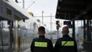 Hinweis auf Maulkorb: Zugbegleiter beleidigt und geschlagen