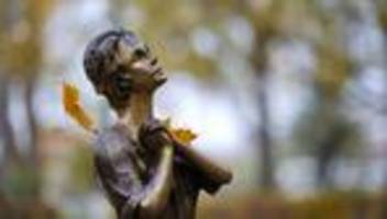 Kriminalität: Unbekannte stehlen serienweise Grabschmuck