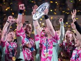 doch kein klumpen ...: krimi um verschwundene meisterschale nimmt irre wendung