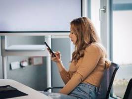 fragen aus dem arbeitsrecht: handynutzung am arbeitsplatz: wie viel ist erlaubt?