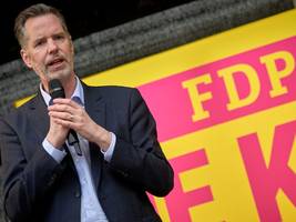 machtkampf bei den liberalen: christian dürr bleibt vorerst fdp-chef – doch es droht konkurrenz