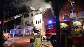 80 Feuerwehrleute bekämpfen Hausbrand an Einkaufsstraße