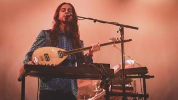 große freiheit 36: bei altın gün tanzen männer mit geschlossenen augen