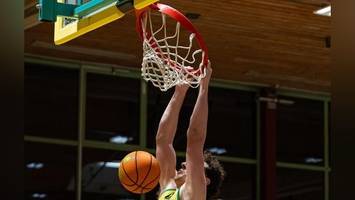 kurioser vorfall im video: spiel wird abgebrochen, weil der korb kaputtgeht