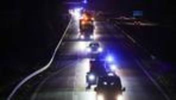 Atommüll: Konvoi mit etwa 100 Fahrzeugen um Atommüll-Transporter