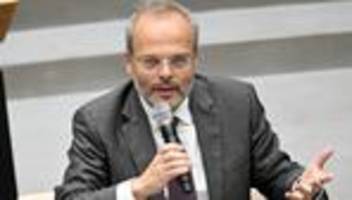 Debatte um Gedenktag: Antisemitismusbeauftragter weist Kritik an Weimer zurück