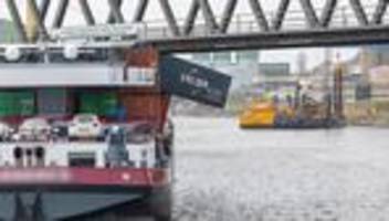 Unfall im Hafen: Güterschiff rammt Brücke und steckt fest