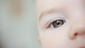 Bildschirmzeit bei Babys: Nuckeln, schlafen, glotzen