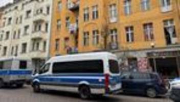 Brandanschlag in Berlin-Adlershof: Polizei durchsucht Wohnungen nach Anschlag auf Strommast in Berlin