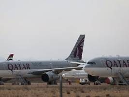 flugzeugfriedhof von oben: luxusairline qatar airways bringt ihre flaggschiffe in sicherheit