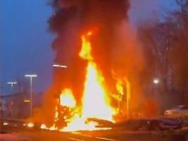 mehrere verletzte: zug kollidiert mit autotransporter in südpfalz