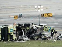 noch angeschnallt gefunden: flugbegleiterin flog 100 meter aus unglücksmaschine