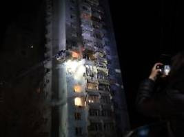 Wohngebäude und Zug attackiert: Schwere russische Angriffe auf die Ukraine - mehrere Tote