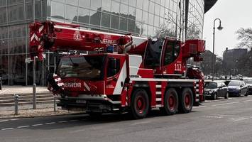 Auto stürzt aus Parkhaus in Charlottenburg – Person lebensgefährlich verletzt