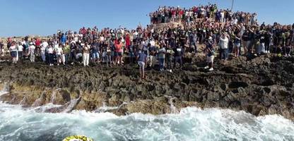 gerettet vor lampedusa: gedenken an die opfer einer tragödie . spiegel tv für arte re:;