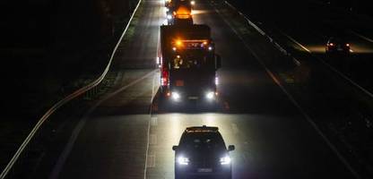 castor-transport durch nordrhein-westfalen gestartet - massive proteste und großeinsatz der polizei