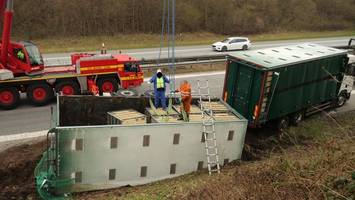 dutzende masthühner starben: geflügel-lkw verunglückt auf der a7