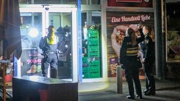 männer schießen mehrmals auf hamburger lebensmittelgeschäft – wer kennt sie?