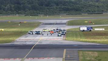 Stillstand auf dem Flughafen, weil Aktivisten sich auf Rollfeld festklebten