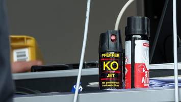 weißes mercedes-cabrio fährt vor – dann zückt der fahrer reizgas