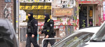 nach razzien: vier verdächtige nach brandanschlag in berlin 2025 ermittelt