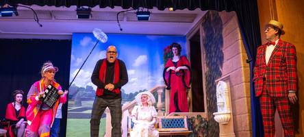 Zuschauer mittendrin: Die Theatergruppe Rampenlicht liefert einen ungewöhnlichen Lacherfolg