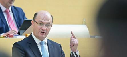 bayern hat mehr als 2000 arbeitsplätze in behörden aufs land verlagert