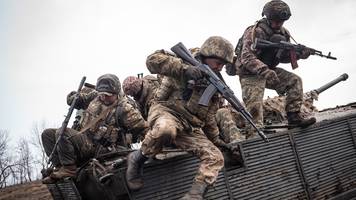 ukrainische einheit testet exoskelette an der front, mit denen sie 19 km/h schnell rennen können