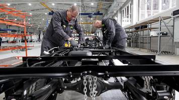 in der not klammern sich deutsche autobauer jetzt an rüstung