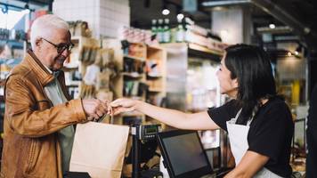 Kontrolle an der Kasse: Kassierer im Supermarkt dürfen nicht in Ihre Tasche schauen