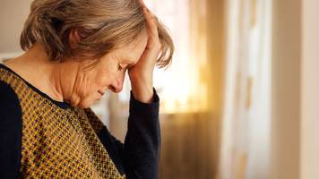 linda (68) lebt wegen mini-rente nur noch im sparmodus: ich existiere und überlebe nur noch