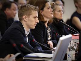 Vollversammlung des Münchner Stadtrats: Warum Dominik Krause jetzt schon mit „Herr Oberbürgermeister“ angesprochen wird