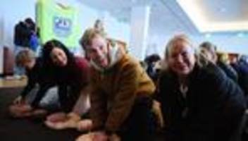 Aktion Staying Alive: Richtig handeln im Notfall: Rettungstag an Berliner Schule
