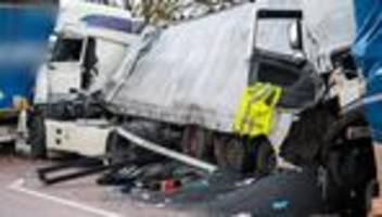 Fahrer schwer verletzt: Drei Lastwagen krachen auf Autobahn 1 ineinander
