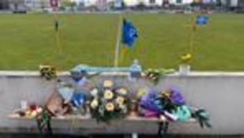 Tödliches Unglück: Polizei: Fußballtor stürzte beim Aufstellen auf Jungen