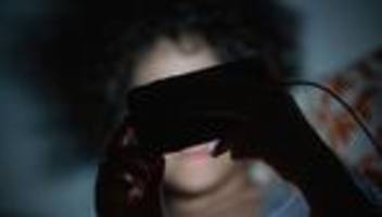 Unruhig im Bett: Krankenkasse: Mehr Schlafprobleme bei jungen Menschen in MV