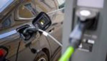 Verbrenner oder Stromer?: Umfrage: Interesse an Elektroautos steigt