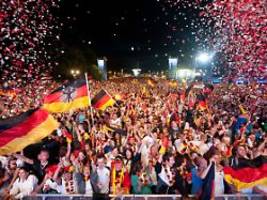 auch mitten in der nacht: deutsche dürfen sich auf public viewing bei fußball-wm freuen