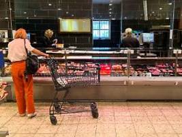 demografischer wandel schlägt zu: besonders großer fachkräftemangel: es drohen leere fleischtheken