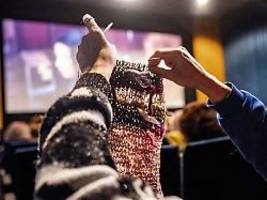 zum stricken ins kino: während hugh jackman singt, fliegen die nadeln