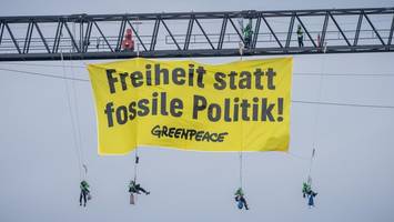 Kanzleramt in Mitte: Greenpeace-Aktivisten hängen sich an Baukran