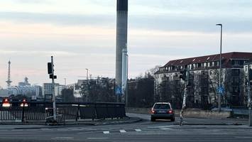 kaum repariert, schon wieder kaputt: diese ampel in berlin wird ständig angefahren