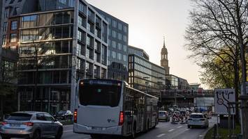 Lkw und Pkw kollidieren in Hamburger City – eine Person verletzt in der Klinik