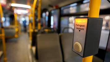 Mann beleidigt Kind mit Behinderung (6) – Busfahrer reagiert konsequent