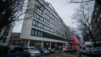 schwarzer rauch über gebäude an der stahltwiete – eine person verletzt