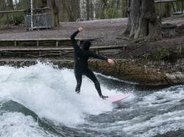 surfspot in münchen: plötzlich ist die eisbachwelle zurück