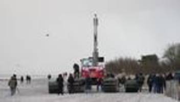 Gestrandeter Buckelwal: Festsitzender Wal - Bagger steht parat