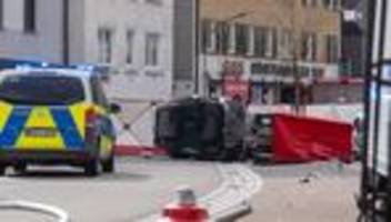 lastwagen außer kontrolle: mann überlebt schramberger unfall mit viel glück